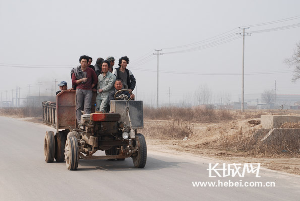 危险啊新河一辆拖拉机拉着13个人飞奔图