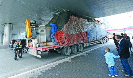 货车超高 被卡立交桥下_凤凰网