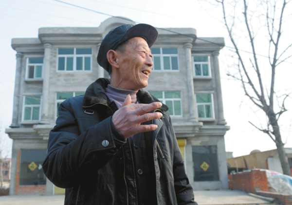 昨日,在长丰县兴隆村,俞传华正在讲述老伴陶云秀和