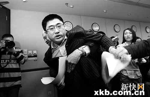 自称"独立学者杜建国"的抗议者高喊"美国是要用私有化的毒药毁掉