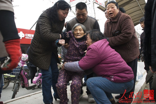 镇江九旬老人突然倒地路人相互作证救人