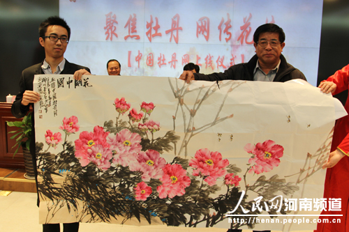 洛阳市美术馆馆长文柳川向中国牡丹网赠送了牡丹画作品