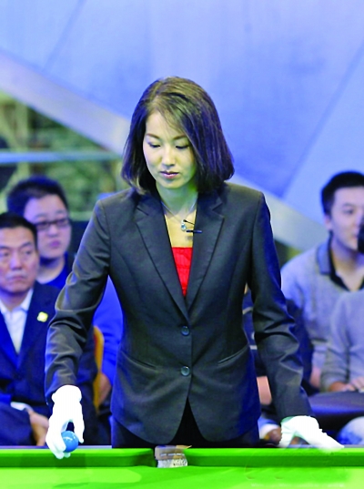 美女裁判擦球忘用定位器_凤凰网