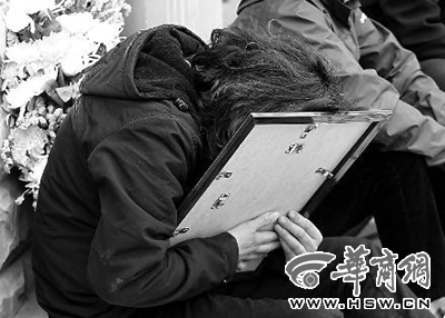 宋女士抱着女儿的遗像痛哭 本组图片由本报记者汤继颖摄