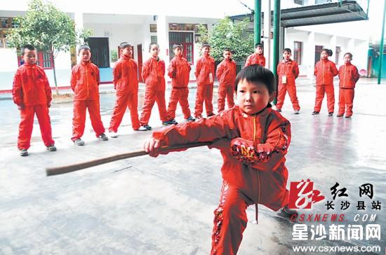 小小棍棒在刘津津手里舞得虎虎生风.盛磊 摄