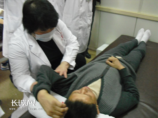 著名留日康复专家郭丹博士正在指导一位"偏瘫"患者进行康复训练.