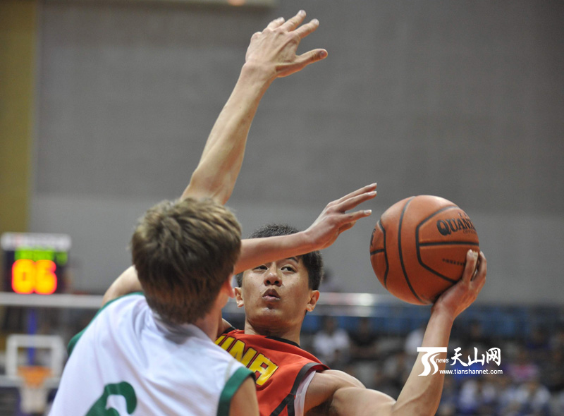 韩德龙在比赛中