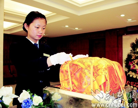 图文武汉美女殡葬师五朵金花行业里鲜为人知的故事