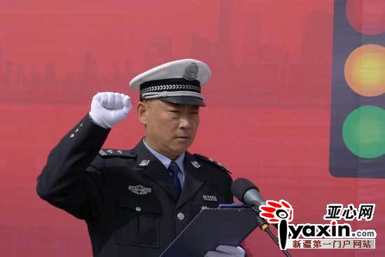 右二),交警总队事故处理和秩序管理支队副支队长王云(右一)在活动现场