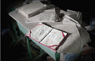 北川职业中学教室,桌子上一张落满灰尘的荣誉证书,主人彭晴在2007年度