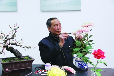 戴春富大师在做通草花.