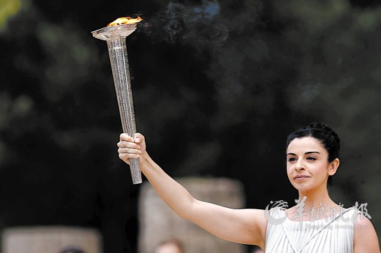 据新华社电 第三十届伦敦奥林匹克运动会圣火10日在位于希腊西南部的
