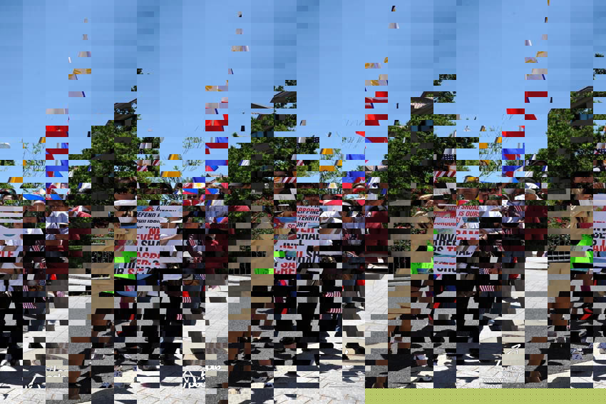 5月11日中午,一群菲律宾,越南,西藏人在中国驻美国大使馆前进行"示威"