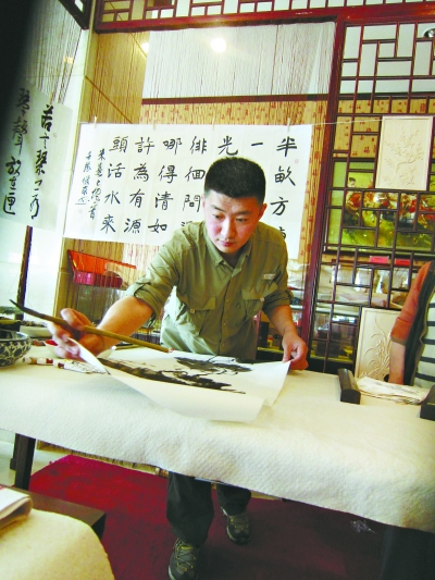 "昨日,著名书画大师齐白石孙女齐自来现身武汉荣宝阁红木家居盛世笔会