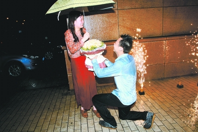 小伙别样求婚感动女友