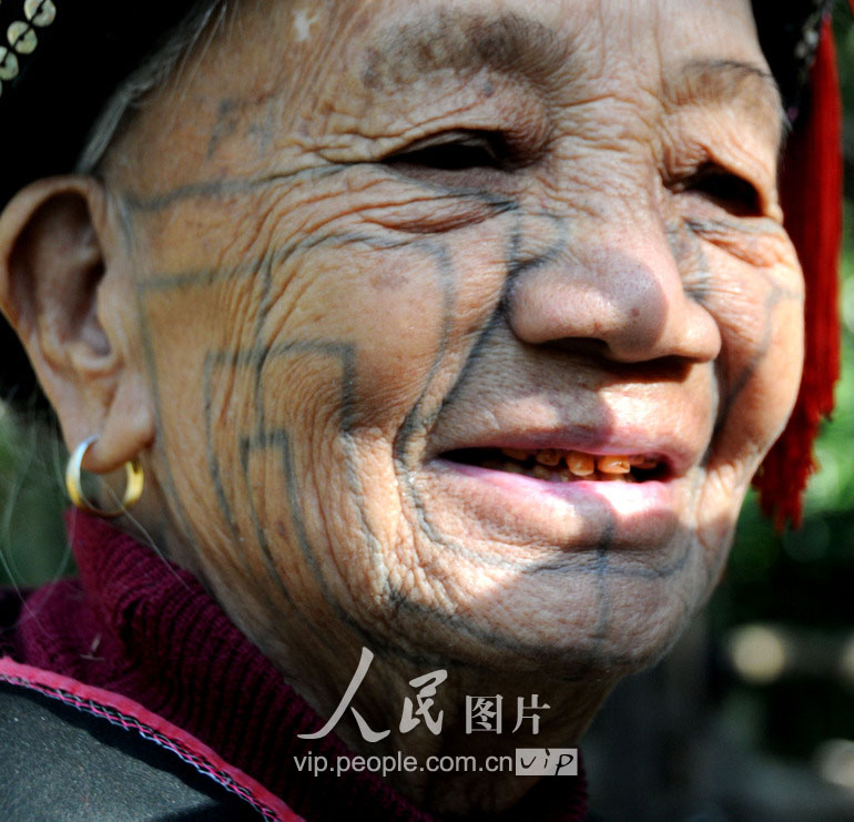 在海南省保亭黎族苗族自治县一景区拍摄的黎族阿婆,其刺于面颊两侧的