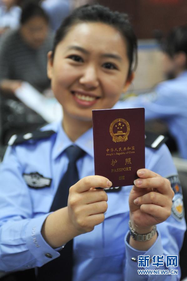 5月15日,一名工作人员在展示电子普通护照样本.