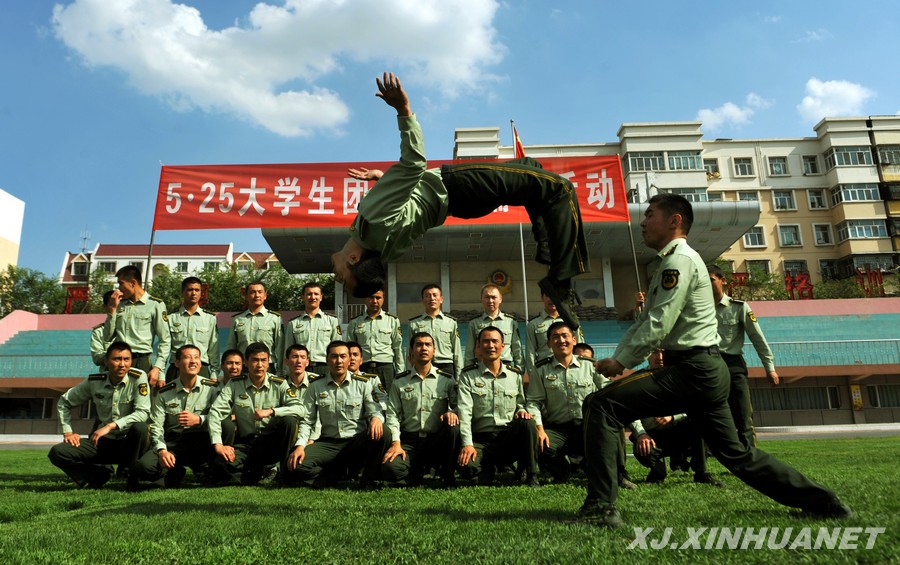 5月23日,武警邊防部隊烏魯木齊指揮學校的學員們在拓展訓練活動中表演