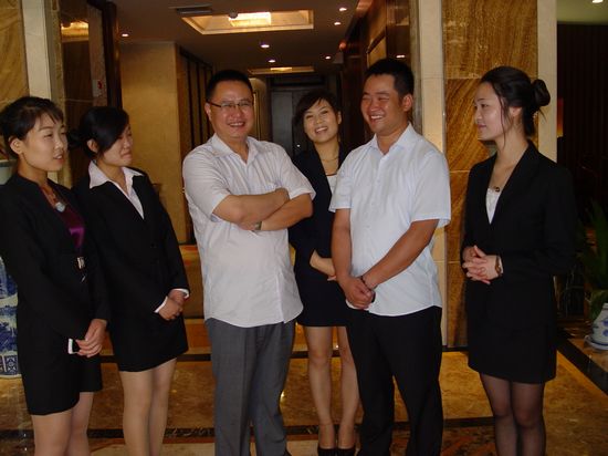 李刚总经理同酒店管理层认真总结酒店管理经验,快乐迎接明天.冯建喜摄