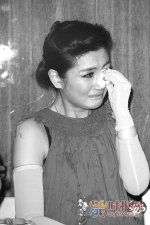 h.e复合登台献唱本报讯(记者 张晓禾)selina因拍戏意外烧伤,前晚,s.h.