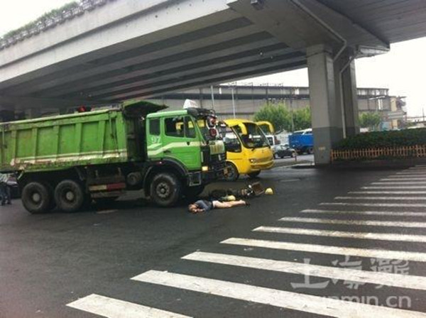 【新民晚报·新民网】今晨7时许,周家嘴路黄兴路口发生车祸,一名骑