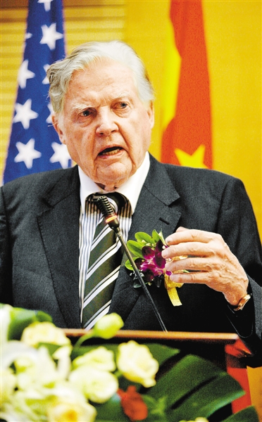 日前,诺贝尔经济学奖获得者罗伯特·蒙代尔教授在深职院就"世界需要