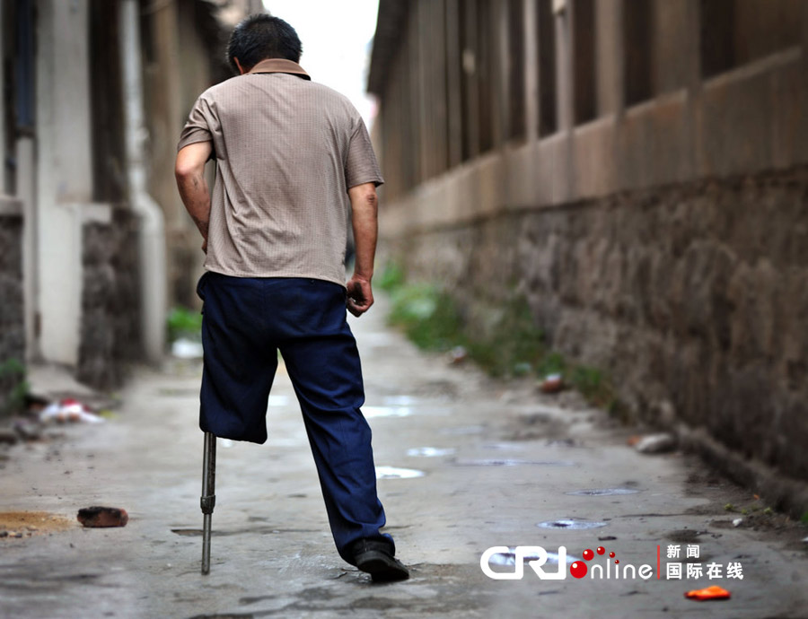 独腿残疾人走路图片