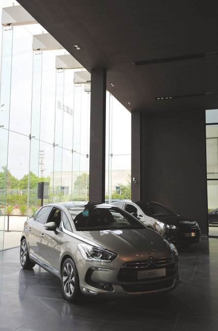 极具设计感的内部装潢,这不是奢侈品专卖店,这是长安标致雪铁龙4s店