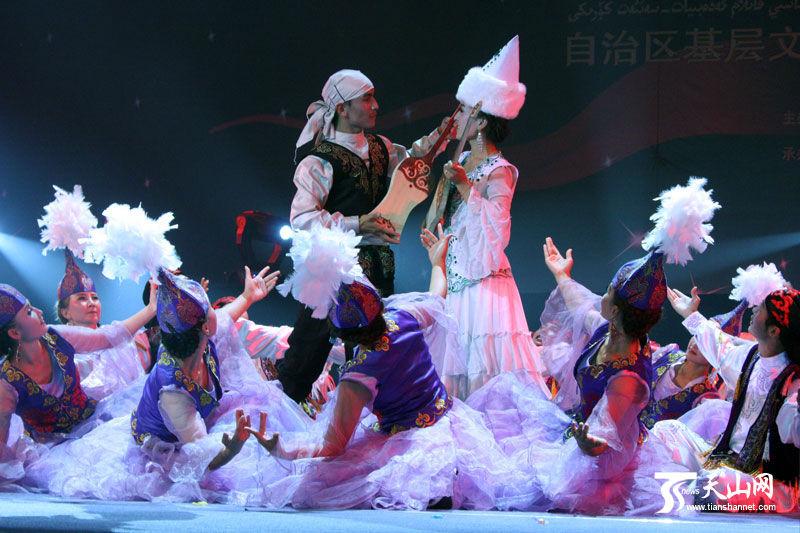 蒙古族民间舞蹈《萨吾尔登》?哈萨克族女子集体舞《马鞭情》?