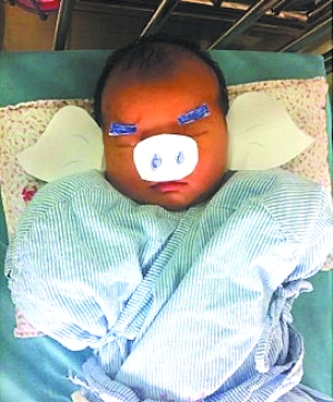 宝宝脸上被贴上猪鼻子猪耳朵.