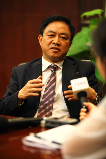 六盘水市常务副市长周斯弼接受人民网专访. 人民网 张慧 摄