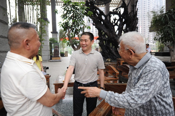 璧山县委书记范明文向二老致意,"我也是你们的粉丝"