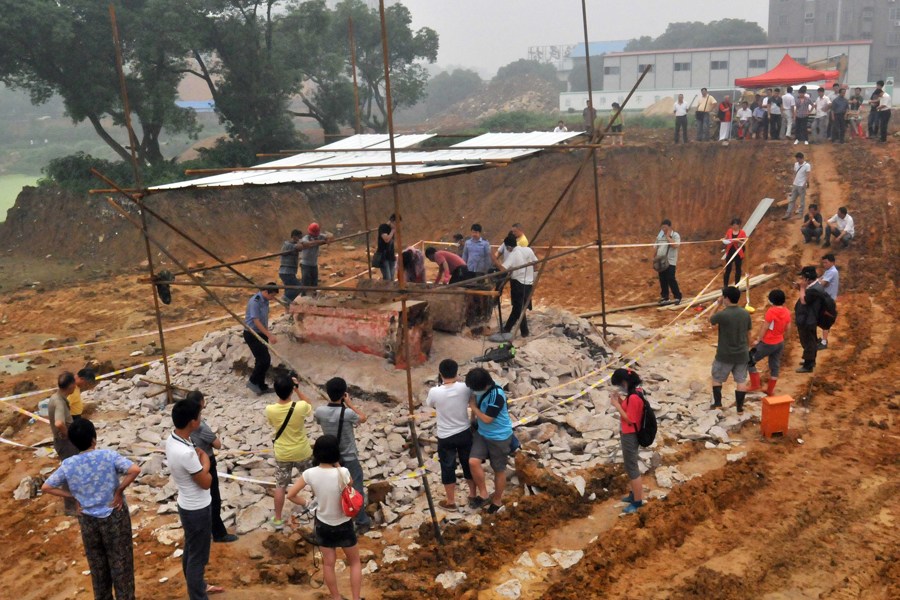 6月12日,南昌市明代古墓发掘有重大进展,墓中许多珍宝出土,包括玉器