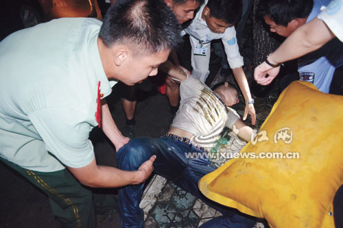 男子醉酒跳河轻生(图)