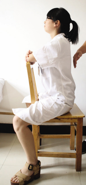 倒坐椅子  如果把椅子倒过来,人上半身的压力就会集中在椅子上,腰部的