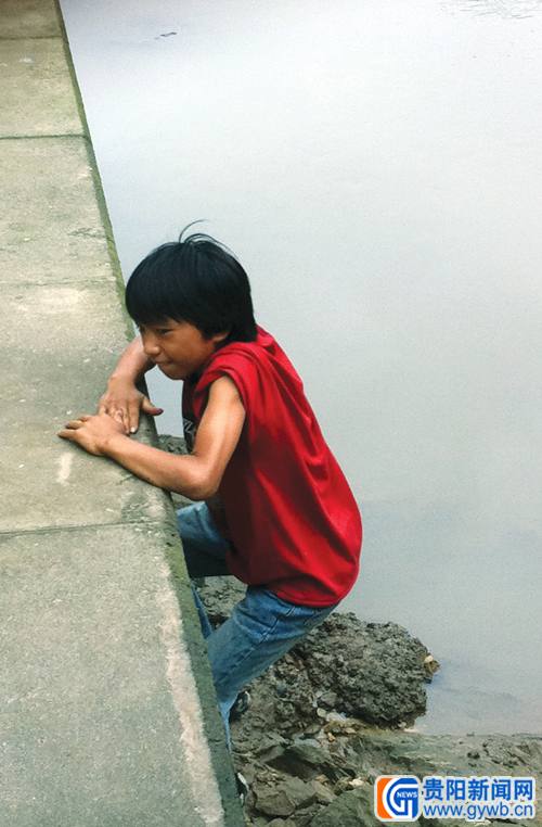 两名拾荒少年寄居河边大桥下