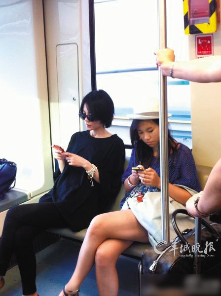 王菲与窦靖童一起坐车