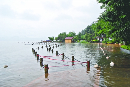 邛海成海临湖景点全被淹岸边拉起警戒线