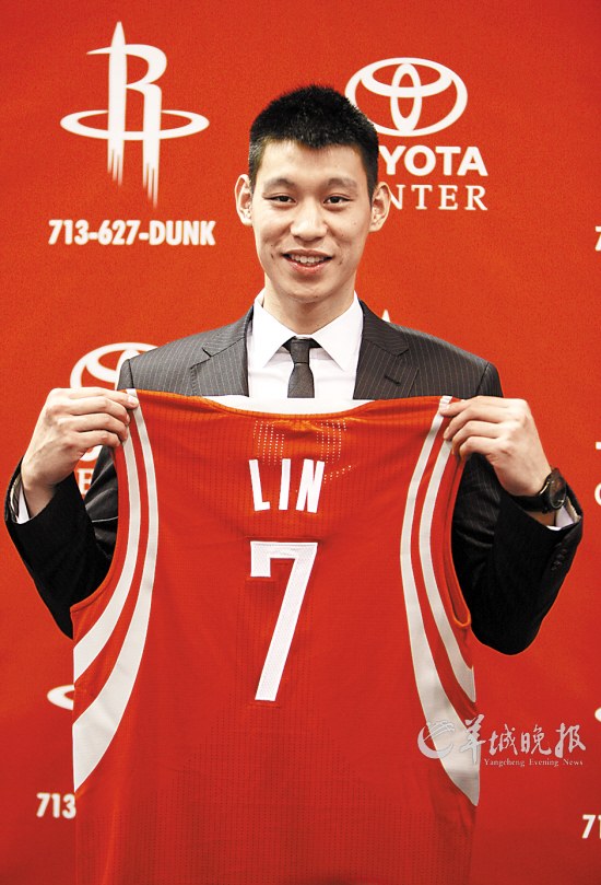 林书豪在新闻发布会上展示他的7号球衣  新华社发