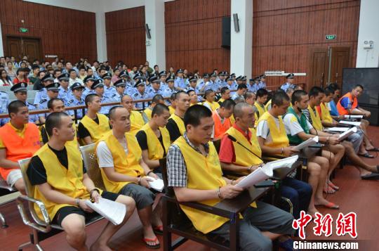 广东云浮"广西保"团伙涉黑案开庭 两官员同受审