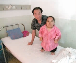 侏儒女怀双胞胎 一个胎死腹中 另一个还能保住吗?_凤凰网