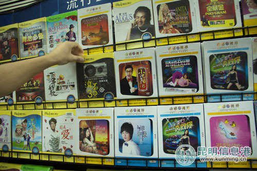 沃尔玛超市内的cd销售冷清.王小琴摄