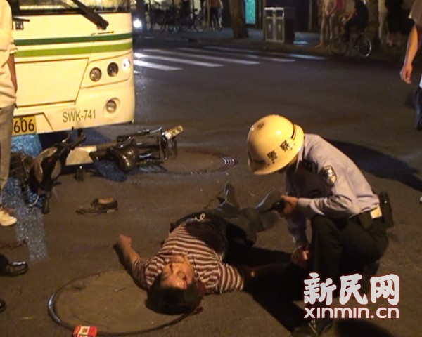 石门二路公交车助动车相撞骑车男子重伤