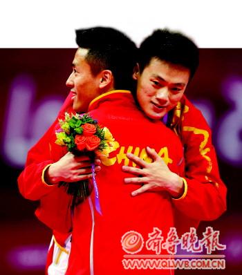 董栋与陆春龙拥抱. 本版照片均由新华社发