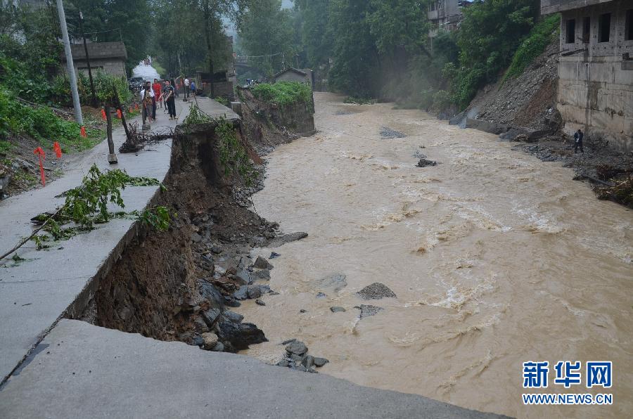 8月21日在湖北省保康县拍摄的被洪水冲毁的矿山公路.