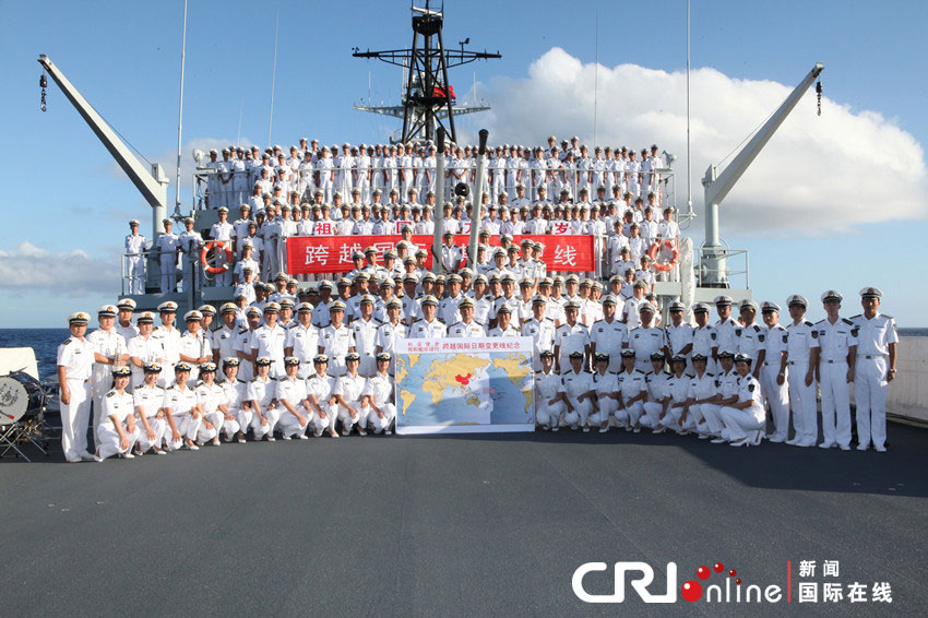 正由东向西航行在南太平洋中部海域的中国海军远洋航海训练舰郑和舰