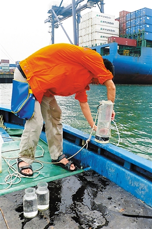 监测中心工作人员检测水质.(图片来自市规土委网站)