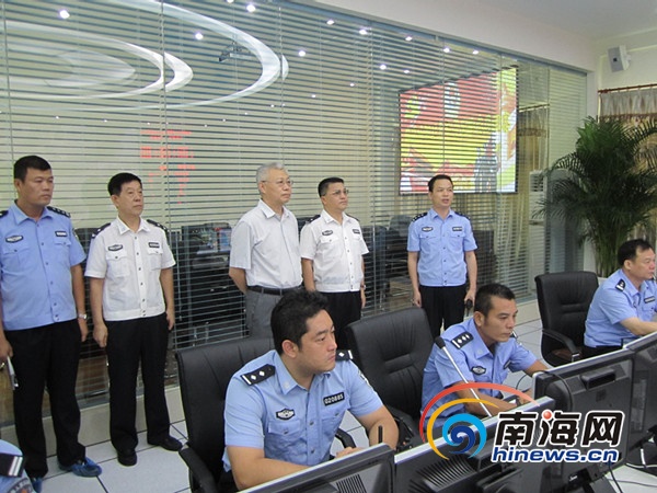 三亚市市长王勇视察市公安局"110"指挥中心(南海网记者刘丽萍摄)