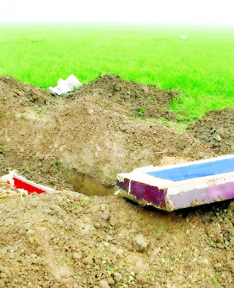 图为2011年发生在河南项城的掘墓事件现场.(资料图片)