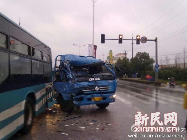 公交車撞電瓶車後遭卡車追尾 3人受輕傷